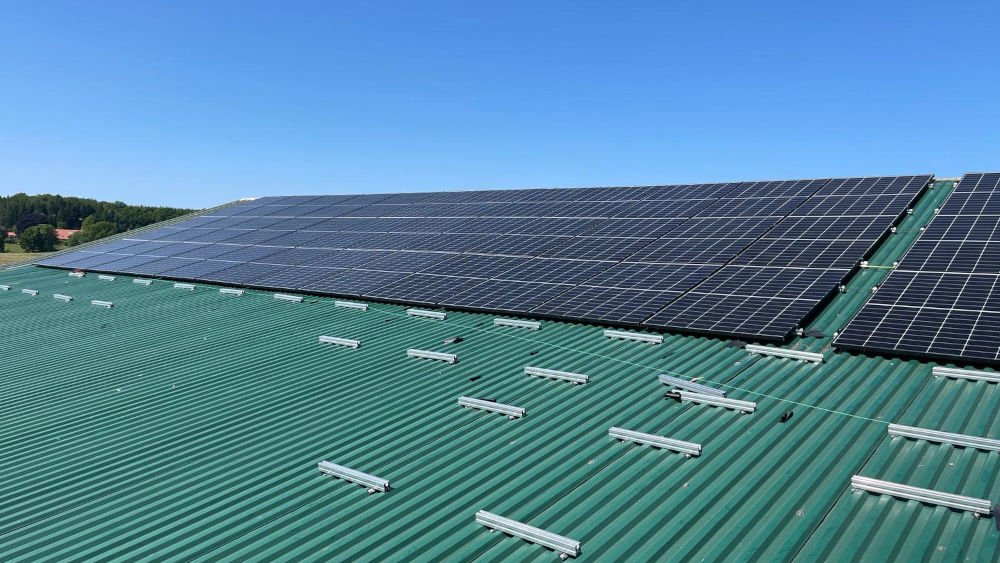 Solar Panele auf Stall eines Bauernhofes. 10.200€ Stromkosten gespart mit SuperStrom.